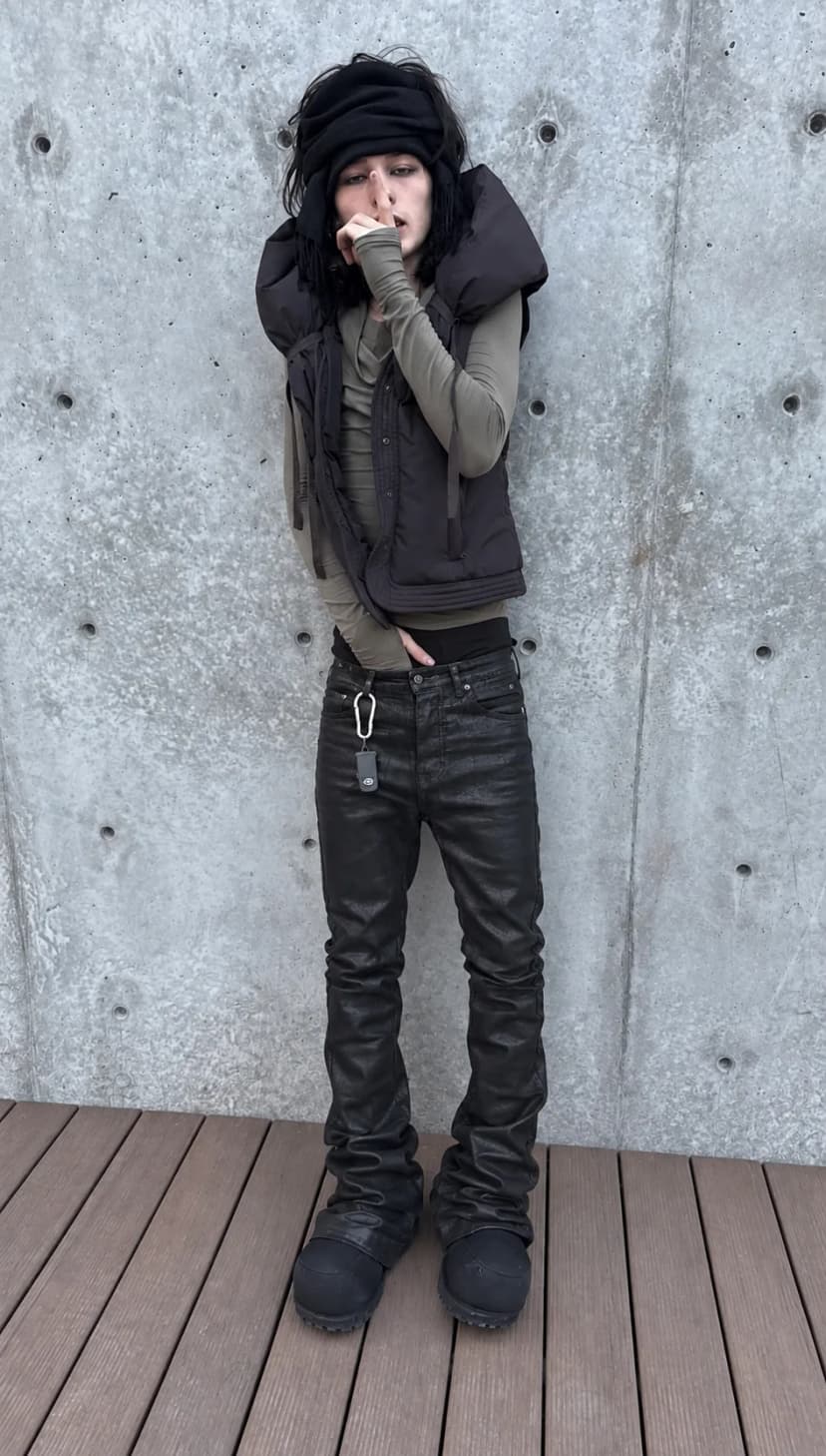 BLACK COATED STACKED DENIM PANTS 사진 1/4